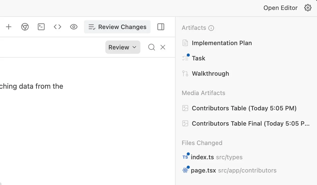 Vue d'un tableau de bord dans Google Antigravity montrant les artefacts, les fichiers modifiés et les options de révision des changements. Vue d'un tableau de bord dans Google Antigravity montrant les artefacts, les fichiers modifiés et les options de révision des changements.